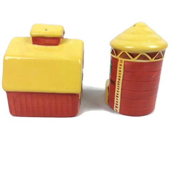 John Deere Farm Barn & Silo Ceramic Salt and Pepper Shakers Set - Picture 5 of 8